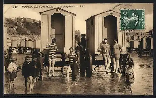 AK Boulogne sur-Mer, Les Baigneurs, junge Männer in Badekleidung vor den Umkleiden