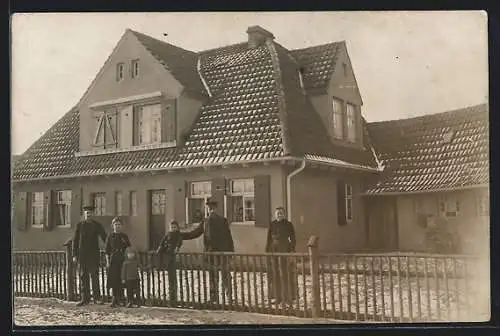 Foto-AK Dünaburg, Haus mit Menschen am Zaun
