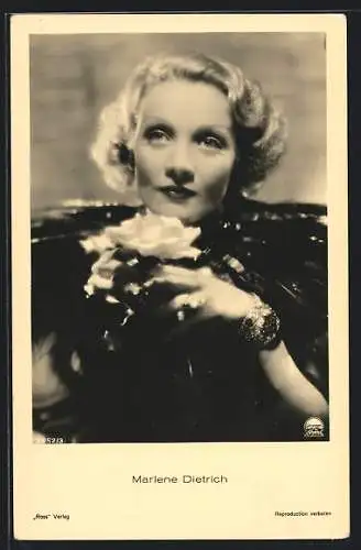 AK Schauspielerin Marlene Dietrich mit Rose