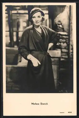 AK Schauspielerin Marlene Dietrich mit Hut und Handschuhen im Mantel