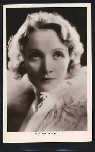 AK Schauspielerin Marlene Dietrich im weissen Kleid