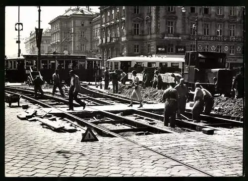 Fotografie Sturm, Ansicht Wien, Strassenbahn-Haltestellen werden am Schwarzenbergplatz für Rechtsverkehr verlegt 1938