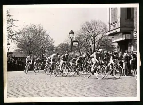 Fotografie Jaques, Ansicht Berlin, Fahrradrennen 1942, Radrennfahrer biegen in d. Gleimstrasse ein, Däne Sörensen gewinnt