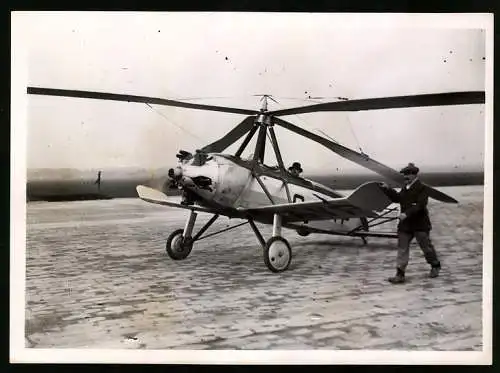 Fotografie Flughafen Paris-Le Bourget, Pitcairn PA-39 Gyrocopter-Tragschrauber, Erfinder Reginald Brie nach der Landung