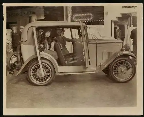 Fotografie Keystone, Ausstellung London Int. Motor Show, Auto Triumph Super - 7, Messestand Novel Salon Olympia 1931