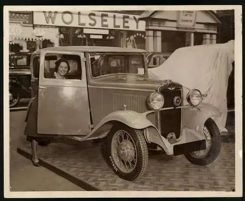 Fotografie Keystone, Ausstellung London International Motor Show, Auto Hillman Manx, Messestand Olympia 1931, 25 x 20cm