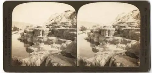 Stereo-Fotografie H. C. White Co., London, Ansicht Mammoth Hot Springs / WY, Cleopatra Terraces, Yellowstone Park