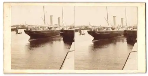 Stereo-Fotografie unbekannter Fotograf, Ansicht Ostende, Dampfer liegt am Quai, 1897
