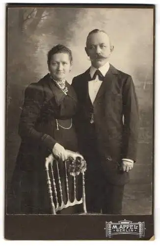 Fotografie M. Appel, Berlin, Neue Königstr. 1, Ehepaar in eleganter Kleidung