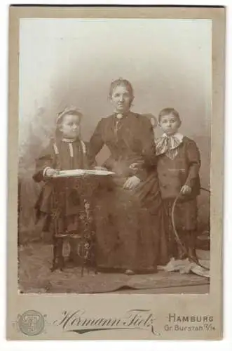 Fotografie Warenhaus Hermann Tietz, Hamburg, Gr. Burstah 12-14, Bürgerliche Dame mit zwei Kindern