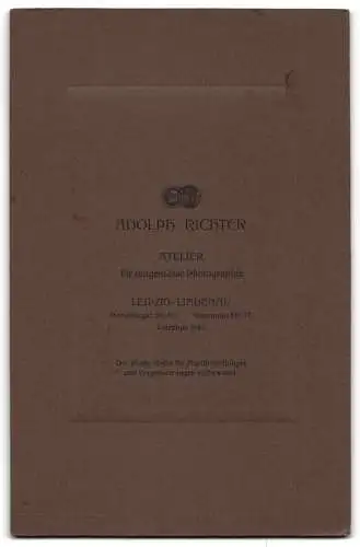 Fotografie Adolph Richter, Leipzig-Lindenau, Merseburger-Str. 61, Gutsmuths-Str. 17, Süsses Kleinkindi im weissen Kleid