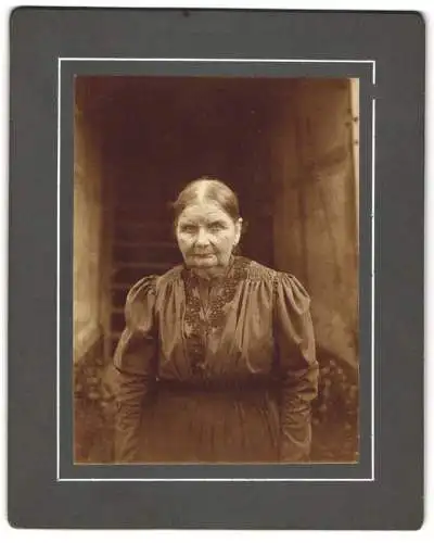 Fotografie unbekannter Fotograf und Ort, Ältere Dame in hübscher Kleidung