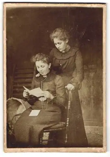 Fotografie unbekannter Fotograf und Ort, Zwei junge Damen in Kleidern