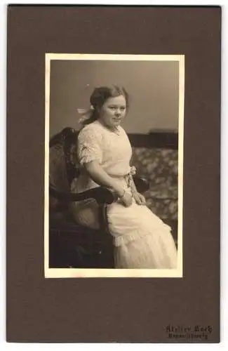 Fotografie Carl Koch, Braunschweig, Bohlweg 20, Junge Dame im weissen Kleid