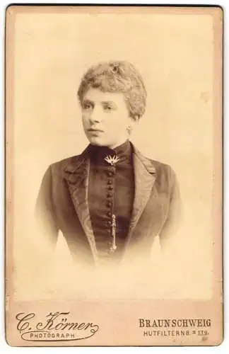 Fotografie C. Körner, Braunschweig, Hutfiltern 8, Junge Dame im Kleid mit Kragenbrosche