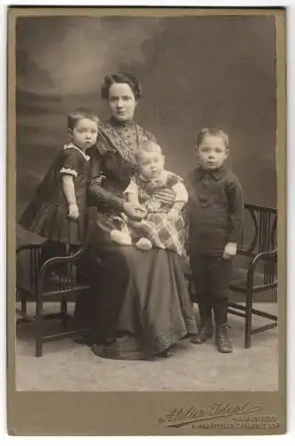 Fotografie Atelier Ideal, Hamburg, Eimsbütteler Chaussée 10, Junge Dame im Kleid mit drei Kindern