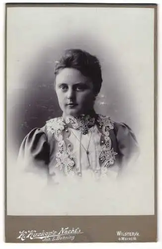 Fotografie L. Behning, Wilster i. H., Am Markt 14, Junge Dame im Kleid mit Kragenbrosche