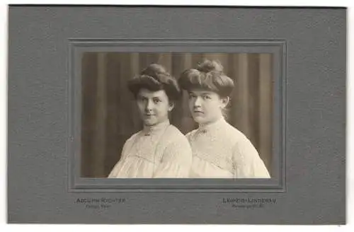 Fotografie Adolph Richter, Leipzig-Lindenau, Merseburger-St. 61, Zwei junge Damen in weisser Kleidung