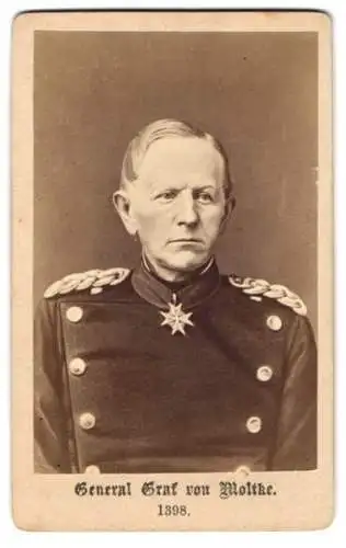 Fotografie unbekannter Fotograf und Ort, Portrait General Graf von Moltke in Uniform mit Halsorden