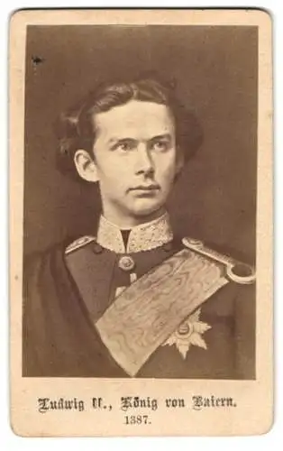 Fotografie unbekannter Fotograf und Ort, Portrait König Ludwig II. von Bayern in Uniform