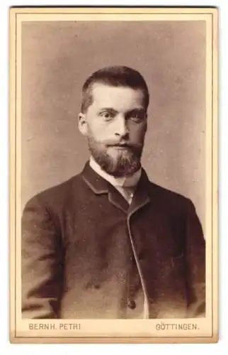 Fotografie Bernh. Petri, Göttingen, Portrait Jacob Hector Sprecher von Bernegg im Anzug, 1884