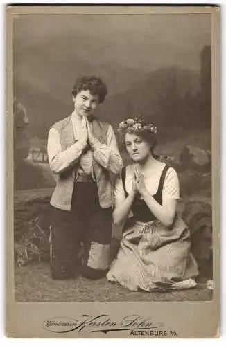 Fotografie Kersten Sohn, Altenburg S.A., Albrechtstr. 9, zwei junge Damen posierend Betend im Atelier