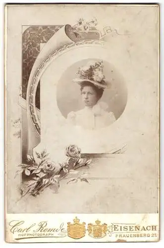 Fotografie Carl Remde, Eisenach, junge Frau im Kleid mit Blumenhut, im Passepartout