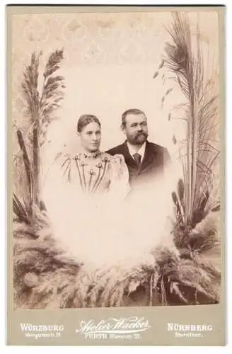 Fotografie Ateleir Wacker, Fürth, junges Paar im Kleid und im Anzug, im Passepartout mit Pfauenfeder