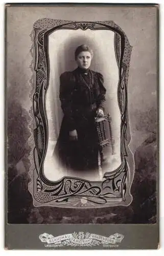Fotografie A. Dietrich, Glauchau, Frau Frieda Weise im dunklen Kleid, im Passepartout