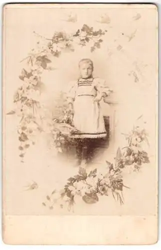 Fotografie unbekannter Fotograf und Ort, niedliches junges Mädchen im Kleid mit Blumenkorn, im Passepartout Grimmitschau