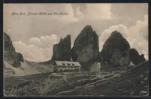 AK Neue Drei Zinnen-Hütte, Berghütte gegen Drei Zinnen