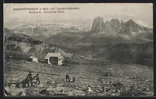 AK Raschötzhaus, Panorama mit Wanderern und Sella- und Lankojelgruppe