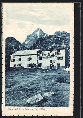 AK Piano del Re e Monviso, Albergo Alpino, Gäste vor der Berghütte