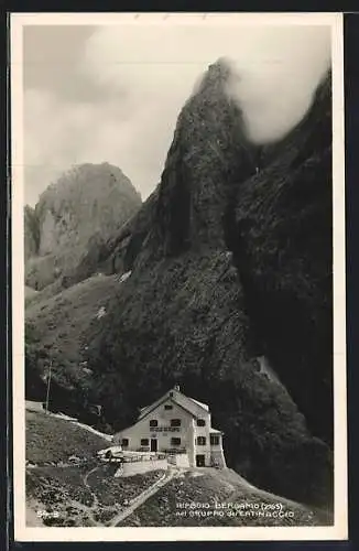 AK Rifugio Bergamo, Ansicht mit Bergen