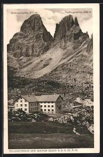 AK Sellajochhaus, Berghütte mit Grohmannspitze und Fünffingerspitze