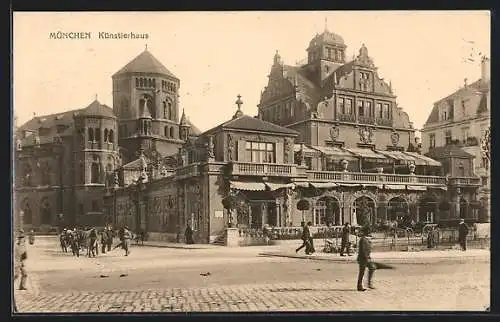 AK München, Passanten vor der Synagoge und dem Künstlerhaus