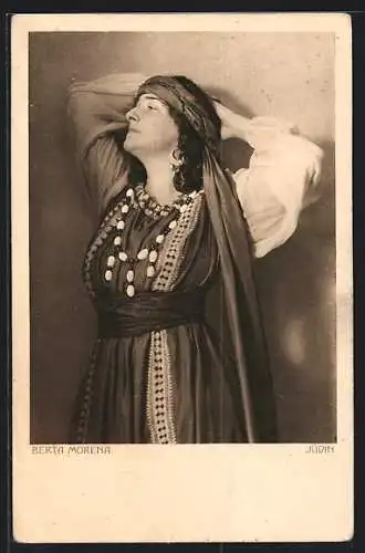 AK Opernsängerin Berta Morena als Zigeunerin posierend