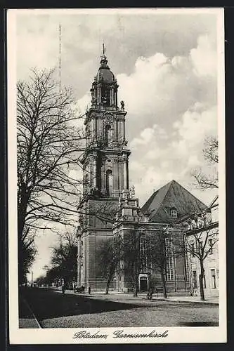 AK Potsdam, Garnisionskirche mit Passanten