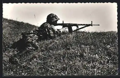 AK Schweizer Soldat in Uniform mit Sturmgewehr