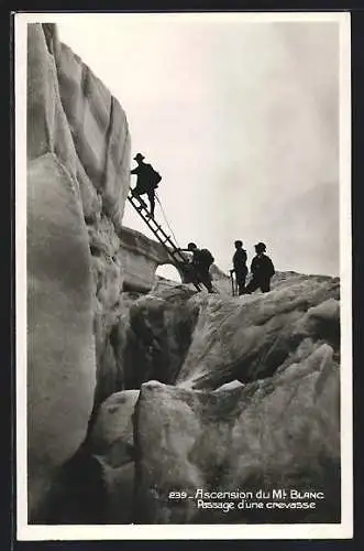 AK Mont Blanc, Bergsteiger mit Leiter überwinden eine Gletscherspalte