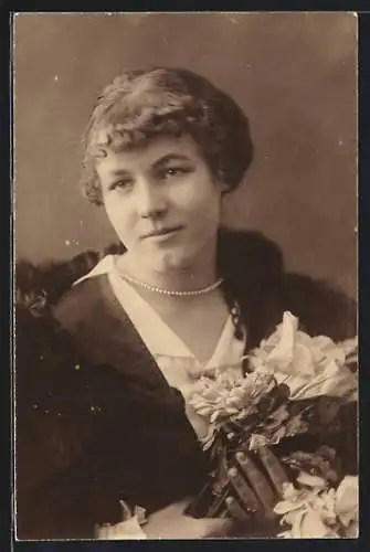 AK Junge Frau mit Perlenkette und Blumenstrauss im Pelz