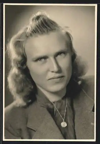 Foto-AK Blonde Frau im hellen Mantel mit Silberkette