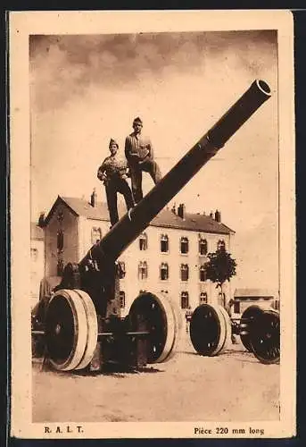 AK Soldaten der französischen Artillerie auf einer Kanone