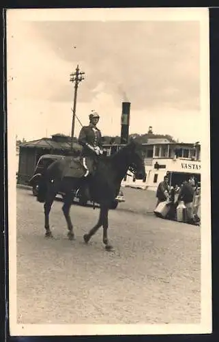 Foto-AK Swedischer Soldat in Uniform zu Pferd vor einem Dampfer