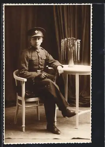 Foto-AK Tschechischer Soldat in Uniform nebst Tisch