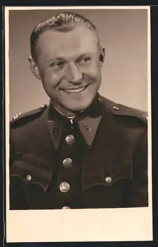Foto-AK Tschechischer General in Uniform am Kächeln