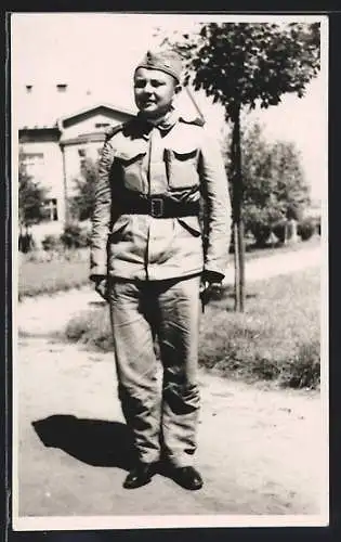 Foto-AK Tschechischer Soldat in Uniform mit Schiffchen im Garten