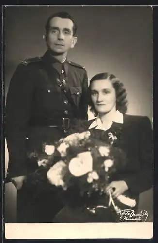 Foto-AK Tschechischer Soldat mit seiner Geliebten und einem Rosenstrauss