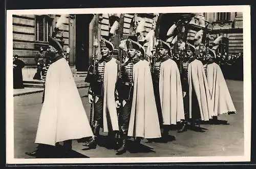 AK ungarische Garde der heiligen Krone vor der königlichen Burg zur Budapest
