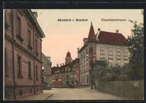 AK Oberkirch /Renchtal, Eisenbahnstrasse mit Kreuzung und Turmblick